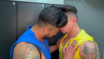 Favio Vador baise bareback le bon gros cul lisse et tatoué de Freddy Salvador