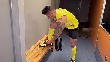 Favio Vador baise bareback le bon gros cul lisse et tatoué de Freddy Salvador