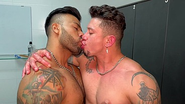 Favio Vador baise bareback le bon gros cul lisse et tatoué de Freddy Salvador