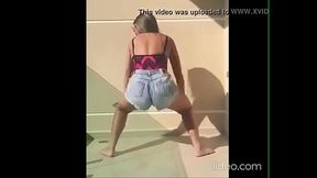 Shortinho enfiado na bunda enorme