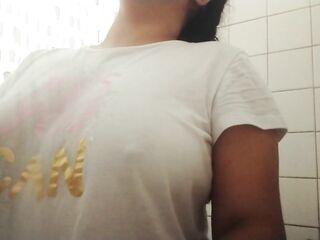 Chica hawt Tetona con camiseta mojada JOI EN ESPAÑOL / Sexy girl with moist T-shirt JOI IN SPANISH