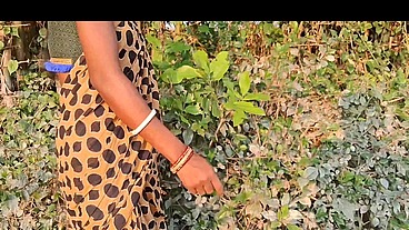 Hot sex buwa sexy bua ji fucked outside in the field, removed saree and fucked with dildo and dick, full sex video