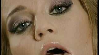 La MILF sexy Rita Faltoyano a des haut-le-cœur en prenant la grosse bite de Frank Gun dans une fellation profonde avant qu'il ne la pénètre par derrière.