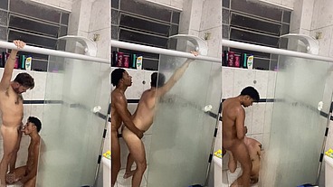 Esse safado veio tomar banho comigo com um boquete e acabamos fodendo um ao outro com força