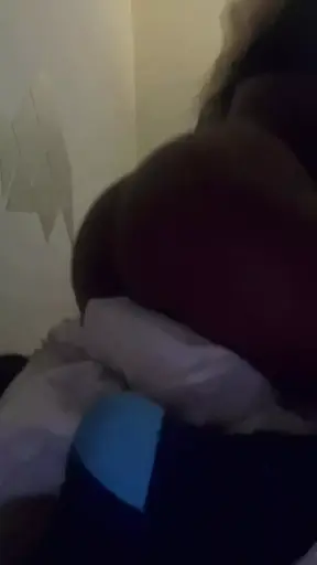 ebony schoonheid droog bulten op haar kussens, likt haar vingers, en wrijft haar tepels