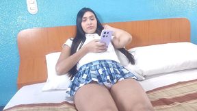 colegiala muy sensual de falda azul, no queria follar pero se dejo llevar y callo en las manos de su padrastro