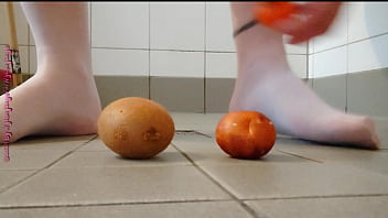 Fu&szlig_spiel in Strumpfhose mit Obst