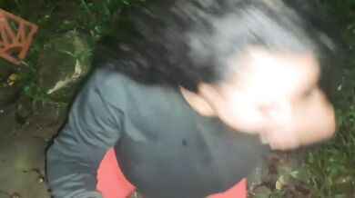 salimos a caminar nos pusimos calientes y la folle al aire libre casi nos ven