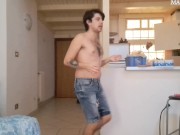 Twink in sospensorio prova i jeans valutando il grasso mentre si tocca il cazzo