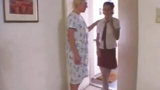 Lesbian matang Dana Hayes dan Maggie Star meniduri pantat sendiri
