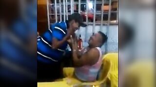 Velho gay latino pega um cara no bar