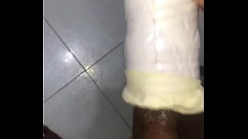 Punhetando e gozando dentro