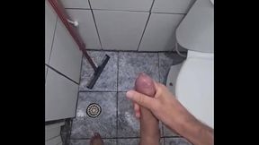 TWINK H&Eacute_TERO GOZANDO NO BANHEIRO DA SCOLA