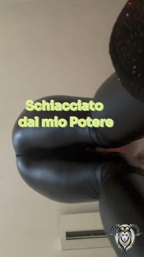 Schiacciato e dominato dal mio corpo avvolto dalle leggins lucide