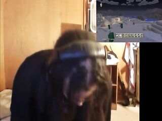 Hotty plays with vibrator on  cam whilst playing minecaft