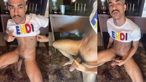 dotadao batendo uma punheta bem gostosa