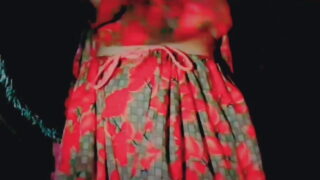 Fingering &#8211; 18 år gammel indisk hore med store bryster i bikini knepper sit eget røvhul
