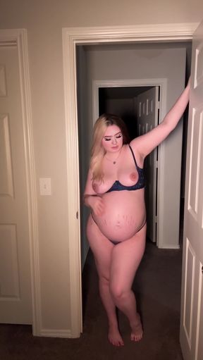 Pregnant babe shows off her growing belly at nearly 8 months