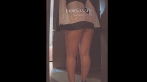 um verao que estavamos na casa de praia e descobrimos que filho do caseiro ficou espiando ela fazer uma performance sexy.