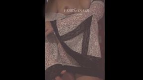 um verao que estavamos na casa de praia e descobrimos que filho do caseiro ficou espiando ela fazer uma performance sexy.