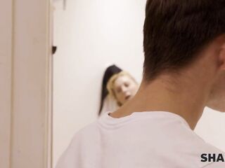 SHAME4K Hunk lets mommys hot girlfriend take a shower at his place