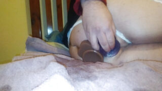 Dublă penetrare, tătic, gras, fund bombat, balon – film solo cu curve gay amatori, grase, în lenjerie intimă, futute anal cu un dildo