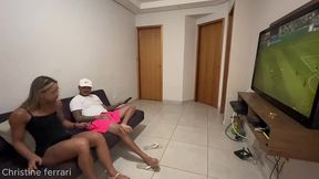 amigo veio assitir jogo . maridao corno saiu entao aproveitei .