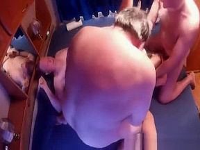 Partouzée par troix vieux dans une caravane