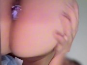 Pendeja chilena jugando con plug anal me pide ayuda: me la culeo y me voy dentro de ella