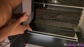 era de manha cedinho, acordei toda excitada, liguei o celular e resolvi me gravar massageando minha surpresa - completo no red