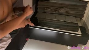 era de manha cedinho, acordei toda excitada, liguei o celular e resolvi me gravar massageando minha surpresa - completo no red