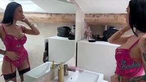 Giulia, milf sulfureuse, s'_offre deux bites