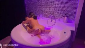 Jacuzzi Lovemaking: GF Spontaneously Turns Fiery Humping Session After Soaking Romance