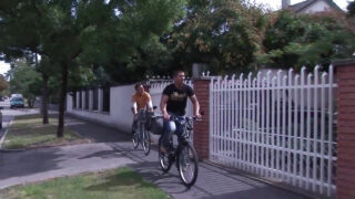 Blowjob, Creampie, Bareback, Sperma rein – schwule Schlampen, großer Schwanz wird ohne Sattel anal gefickt