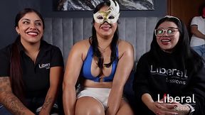 Jovencita de ojos de color enga&ntilde_a a su novio con tres seguidores