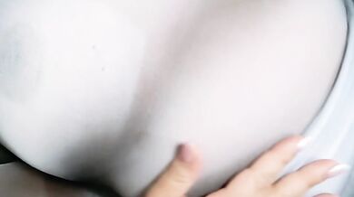 Frotando el jugoso COÑO GORDO de mi madrastra culona