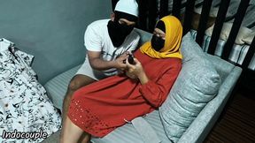 Hadiah kejutan ulang tahun untuk didlo baru pacar dan memek basah yang nyata . Memek berbulu