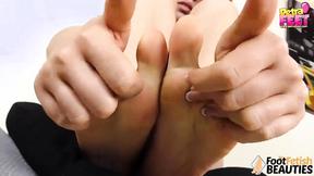 ”Petra toglie i calzini e ti mette i piedi nudi in faccia”