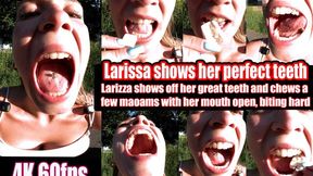 4K Larizza shows off her great teeth and chews a few maoams with her mouth open, biting hard