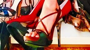Feticismo del piedi con scarpe anche piedi nudi ,gambe lunghe I piedi eccitati sanno come giocare con le scarpe, provandone di diverse, infilandole e sfilandole con disinvoltura mentre muovono le dita dei piedi.