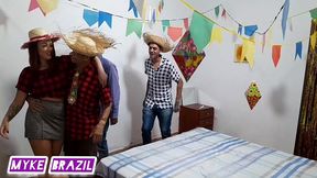 festinha boa no arraial de sao joao com nicole romanoff e mais 3 homem para transar com a nicole romanoff com direito a sexo anal