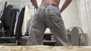 مؤخرة مراهقة نحيفة ممتلئة تُمارس الجنس الشرجي لأول مرة في جلسة منزلية فردية مع قضيب ضخم وقذف غزير.