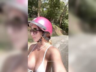 Unfaithful woman this makes kiss by her spouse’s most good ally in the shower