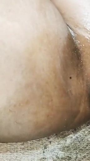 Main Apne Chut Ka Bal Saaf Karke Gajar Se Apne Pyas Bujhai