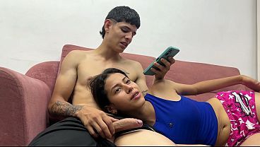 Sorprend&iacute_ a mi hermanastra culona mientras ve&iacute_amos una pel&iacute_cula, le met&iacute_ mi enorme verga directamente en la boca y me la chup&oacute_ como una puta desesperada