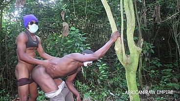 Public fuck in the bush between two tourists who walk around in the open air with big boots that hang wildly and that fit well in the asses