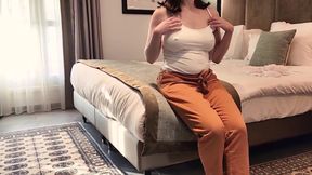 Exhibitionistische Milf flasht nackttt ihre riesigen Naturbrüste am Strand Rohaufnahme
