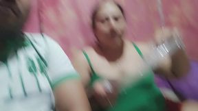 Compartiendo golosinas- sonrisas, dulzura y control suave.