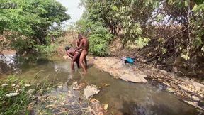 Curvy ebony stunner shows off her curves in public