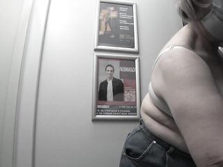 In the fitting room I try on T-shirts.
